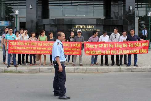 Đi đòi nhà, khách hàng Petroland bị nhốt